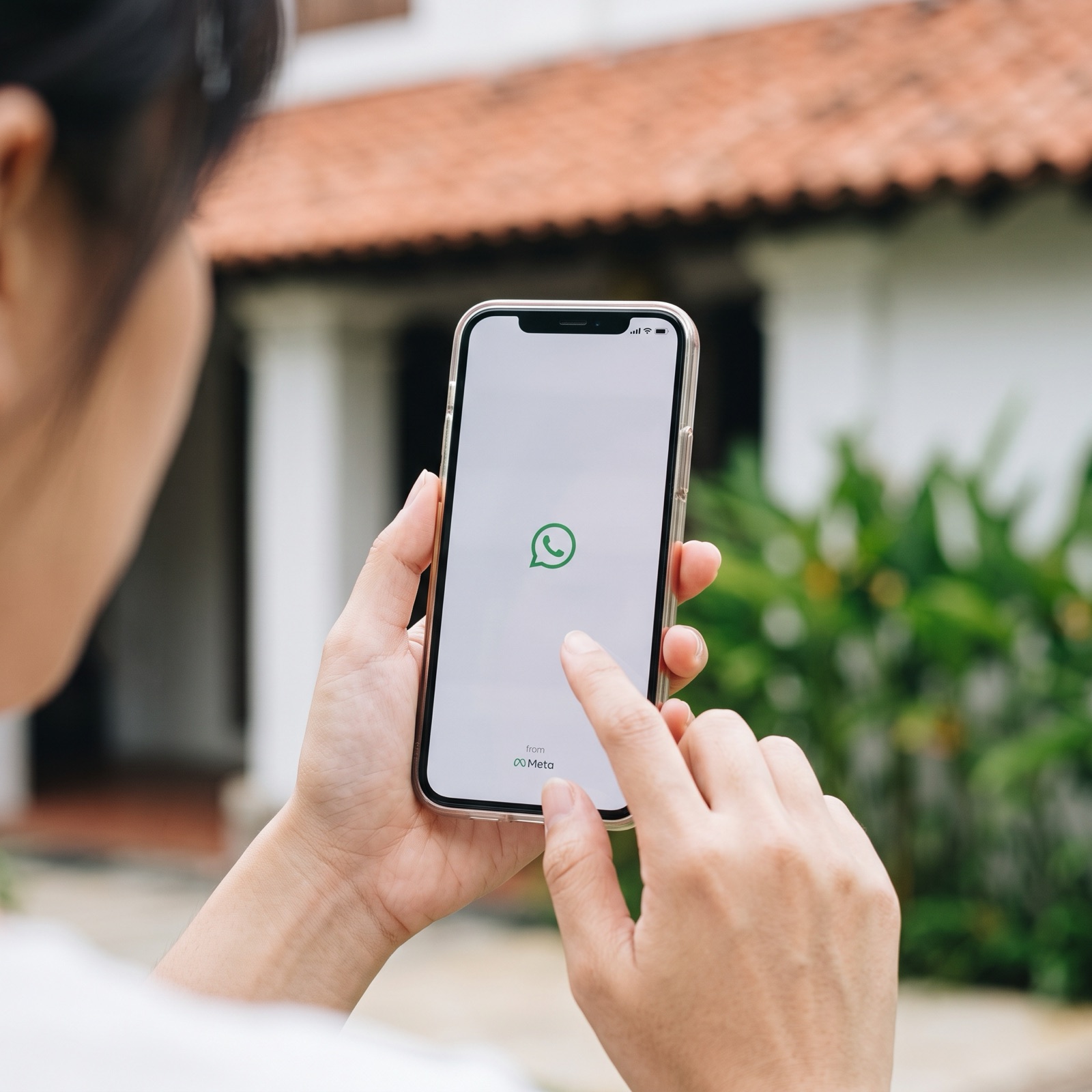Pengguna membuka WhatsApp di ponsel untuk bergabung dengan komunitas