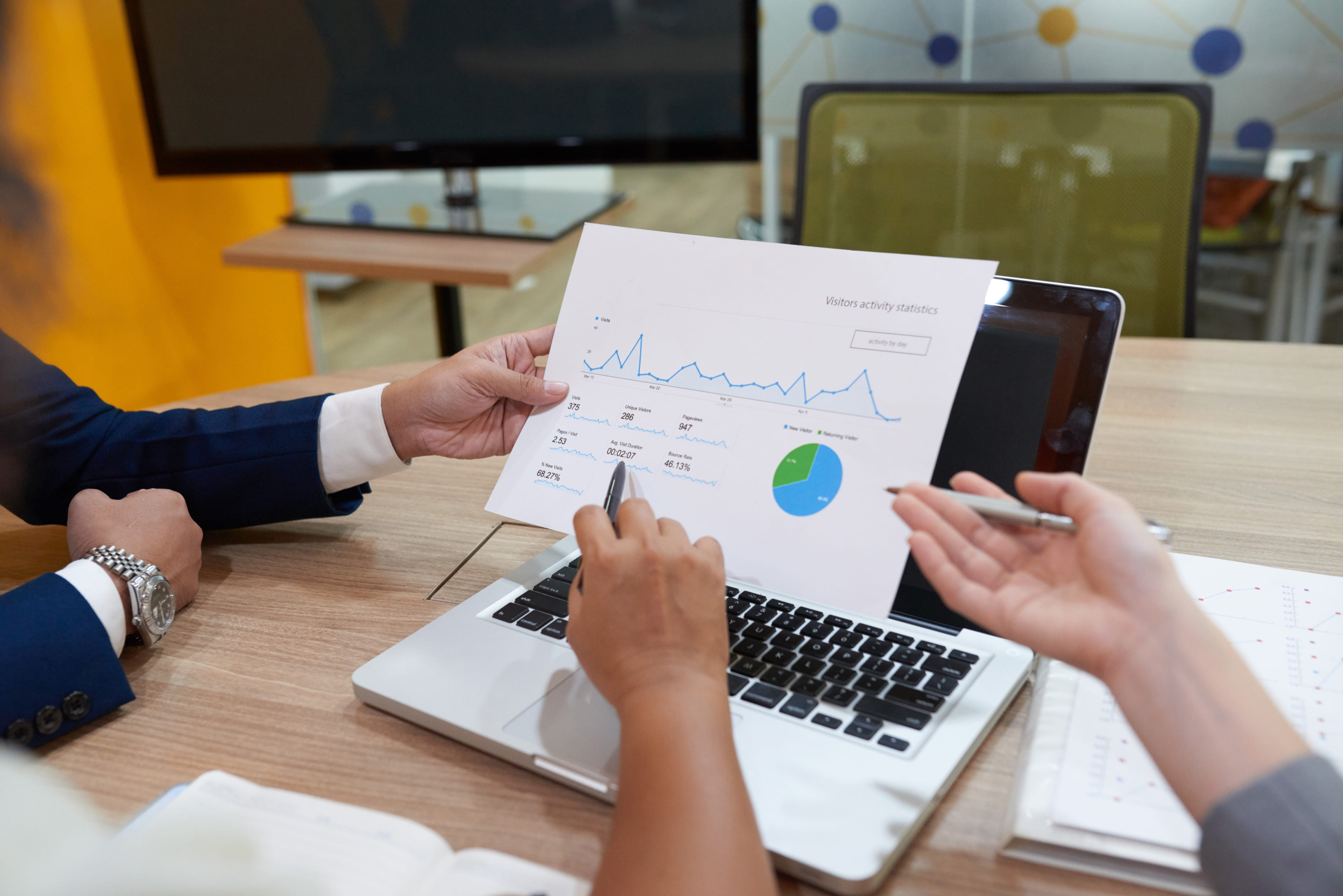 Tim rumah sakit meninjau rekomendasi strategi berbasis data
